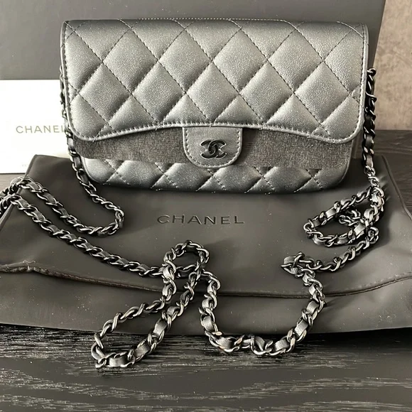 LIMITED EDITION CHANEL SO BLACK QUILTED FLAP PHONE HOLDER WITH CHAIN - Picture 2 of 9